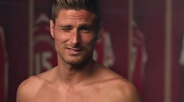 #Rainbowlaces: La campagne des footballeurs contre l’homophobie avec Giroud quasiment nu !