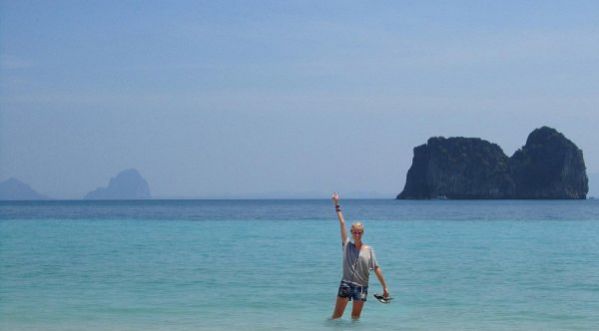 Elle simule ses vacances en postant des photos modifiées !!!