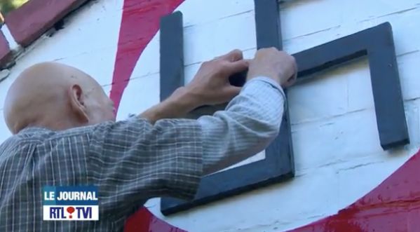 Fan d’Hitler, il décore sa maison avec des croix gammées !!!!