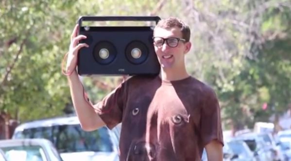 Un geek improvise un rap pour des inconnus !