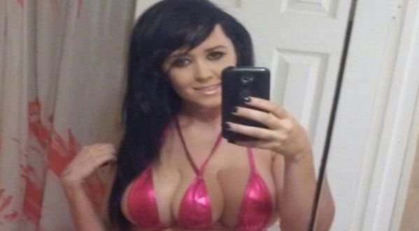 Une jeune américaine de 21 ans se fait implanter un 3 ème sein !!!!