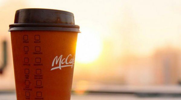 Il découvre un cadavre de souris dans son café au Mcdo !!!