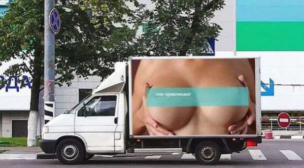 Une paire de seins provoque 500 accidents en une journée !!