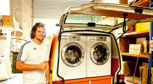 Une blanchisserie ambulante lave gratuitement le linge des sans-abri