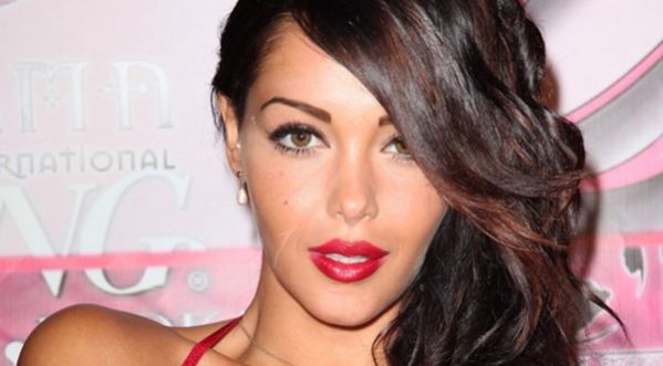Nabilla en garde à vue : Elle serait soupçonnée d’avoir poignardé son compagnon !