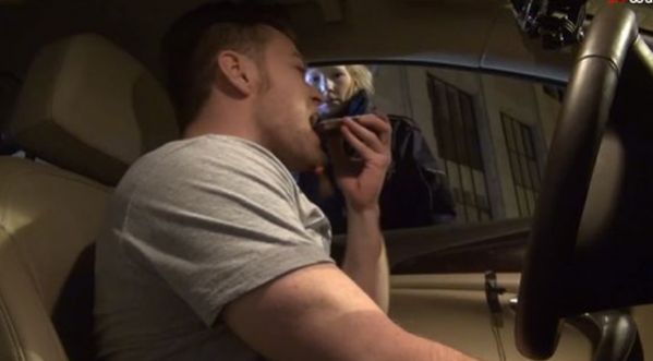 Vidéo : Il piège la police avec un faux téléphone au volant !