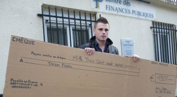 Pour payer ses impôts, il sort un énorme chèque en carton!