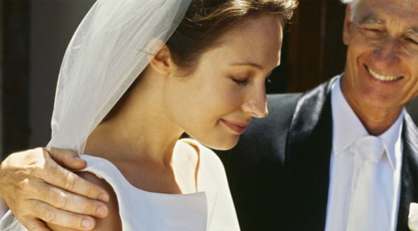 Vidéo : Un père refuse d’accompagner sa fille à son mariage ; découvrez pourquoi !