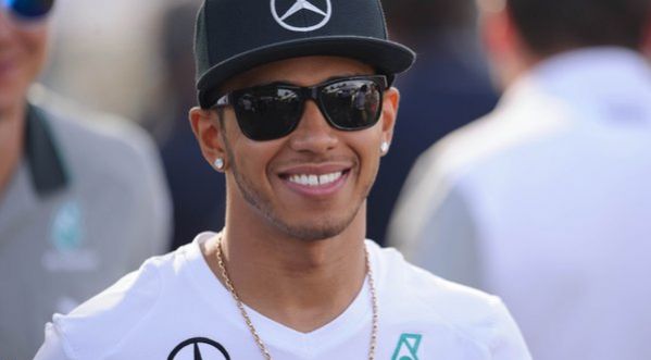 Adopte le look de Lewis Hamilton avec DressLikeVip !