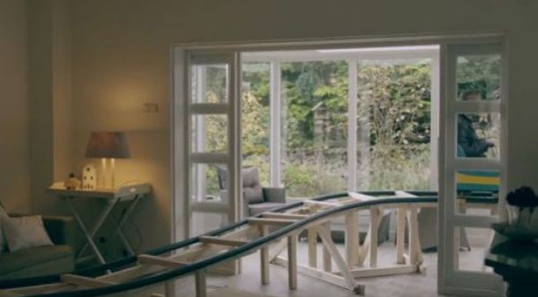 Pour booster la vente de sa maison : Il construit une montagne russe!