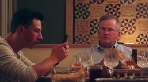 Vidéo : Enervé que ses fils utilisent leurs Smartphones à table, il va réagir d’une manière surprenante !