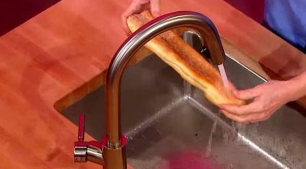 Vidéo : Cet homme a trouvé une astuce infaillible pour conserver le pain plus longtemps !