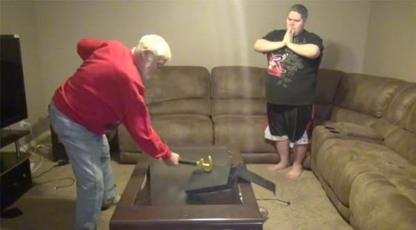 Vidéo : Furieux, ce grand-père détruit la PS4 de son petit-fils !