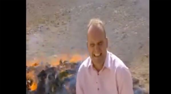 Un journaliste de la BBC se retrouve complètement défoncé pendant un reportage