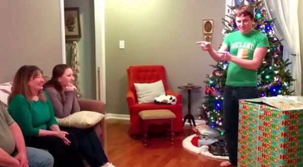 Vidéo : Il fait une surprise à sa mère en rentrant d’Afghanistan pour Noël !