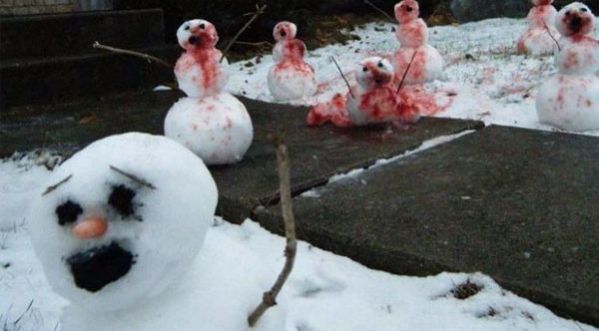 Vidéo : Exit les clowns qui effraient les passants, les bonhommes de neige assurent la relève.