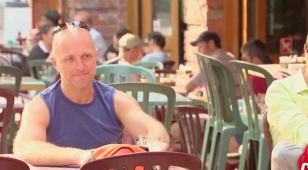 Dans une caméra cachée canadienne, une comédienne vexe un homme qui aura une réaction étrange