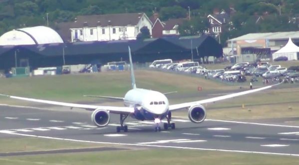 Un avion de ligne réalise un décollage à la verticale !