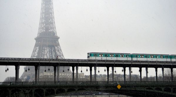 Pour faire patienter les usagers du métro parisien, le conducteur leur fait un concert privé ! (vidéo)