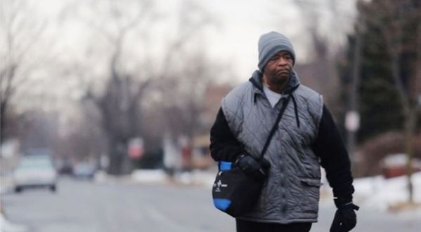A 56 ans, un homme marchait tout les jours 33km pour aller travailler