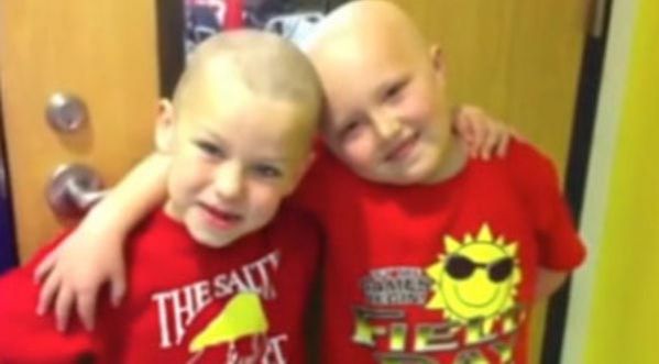 Vidéo : A 10 ans, il soutient son ami atteint d’un cancer en se rasant la tête !