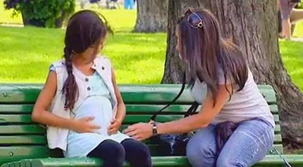 Vidéo : cette fillette enceinte laisse les passants bouche bée !