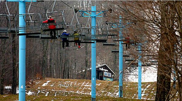 Ivre, il déblaie tout une station de ski avec une déneigeuse !