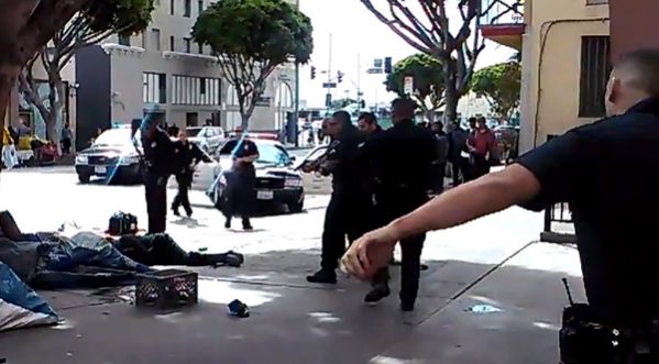 Scandale: un SDF tué par des policiers en pleine rue de Los Angeles!