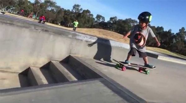 Vidéo : A seulement 3 ans, il est un futur prodige du skateboard !