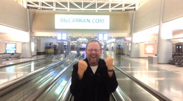 Seul et bloqué à l’aéroport et Las Vegas, il réalise un clip vidéo mémorable et hilarant !