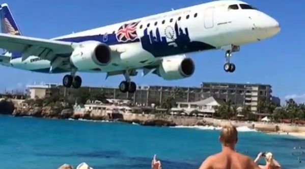 ATTENTION! Atterrissage ahurissant sur la plage de Saint-Martin!