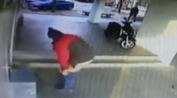 Un Homme pris d’une tres violente chiasse devant un immeuble !