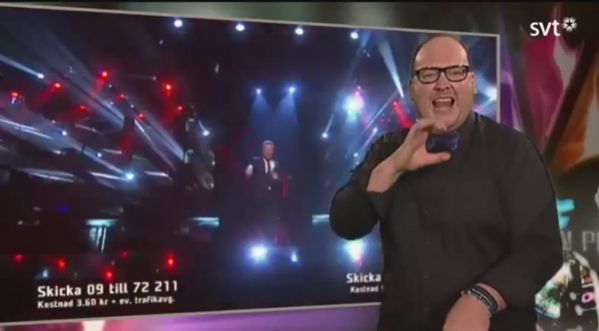 Un interprète en langue des signes vole la vedette au chanteur !