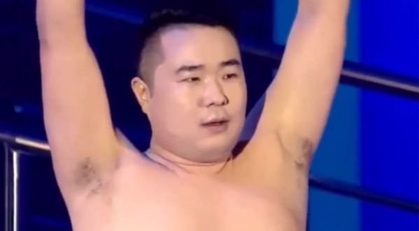 Splash: Cet homme a la gaul* devant le monde entier!