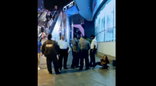 Une fille déglinguée à la MDMA : Continue de danser alors qu’elle est arrêtée par la police !