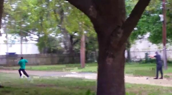 Un policier blanc se croyant tout permis abat un homme noir !!!