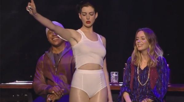 Le Lip Sync de la très sexy Anne Hathaway sur « Wrecking Ball » !