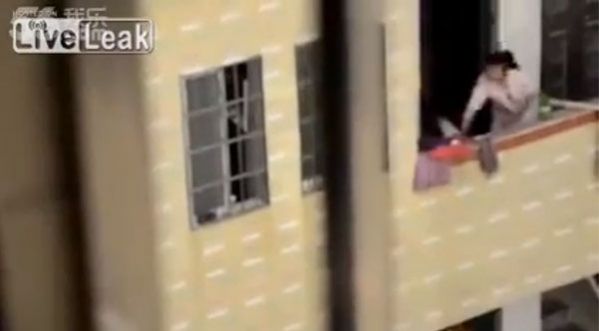 Comment traumatiser un enfant ? Une mère en Chine vous le montre !