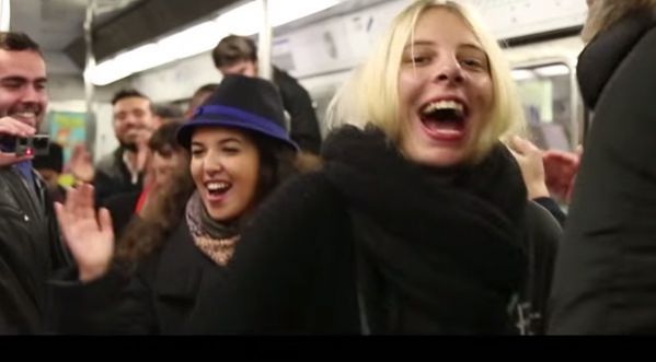 Seul, il fait danser plus de 100 personnes dans une rame de métro parisienne !
