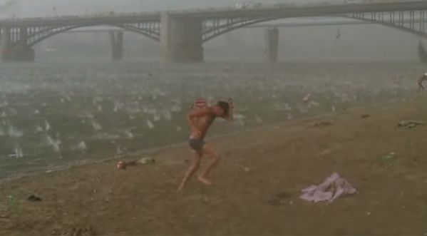 Violent orage de grêle sur une plage en Russie !