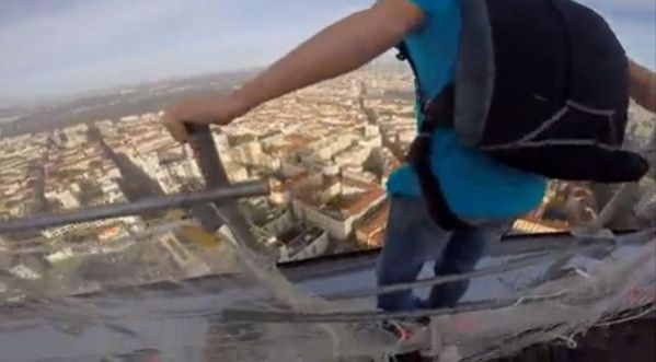 Ils sautent en Base Jump de la Tour Incity à Lyon !