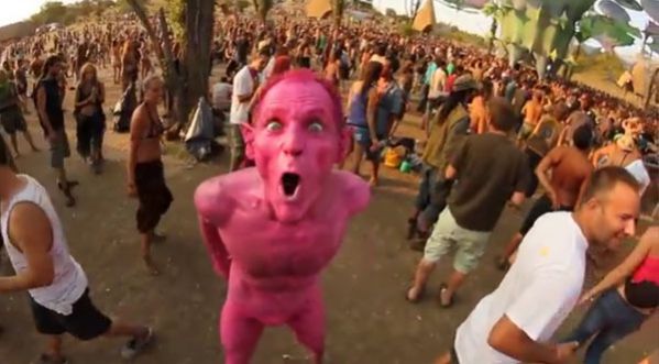 WTF ? Le troll Pink Man lors du Ozora Festival !