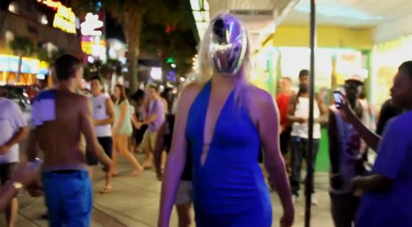 Une femme marchant dans la rue se fait poussée dans la rue sans raison !