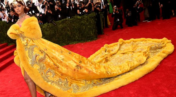 La robe WTF de Rihanna au Met Gala 2015 !
