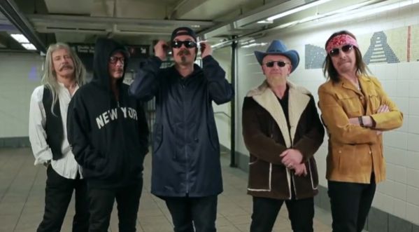 U2 se déguise pour aller chanter dans le métro New-yorkais !