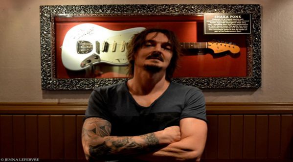 Exposition de la guitare Fender de CC de Shaka Ponk au Hard Rock Cafe Paris !