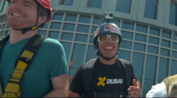 Base Jump de la 2éme plus haute tour de Dubaï !