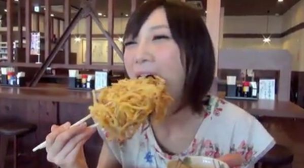 Une Japonaise mange comme une ogresse !