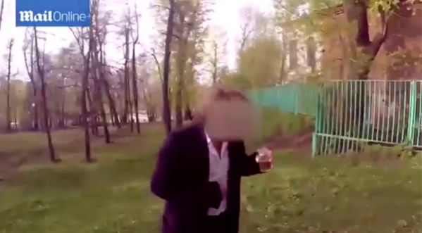 Russie : Un jeune riche propose 270 € à un SDF pour boire son urine !