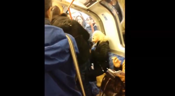 Londres : Une femme pète littéralement un plomb dans le métro !